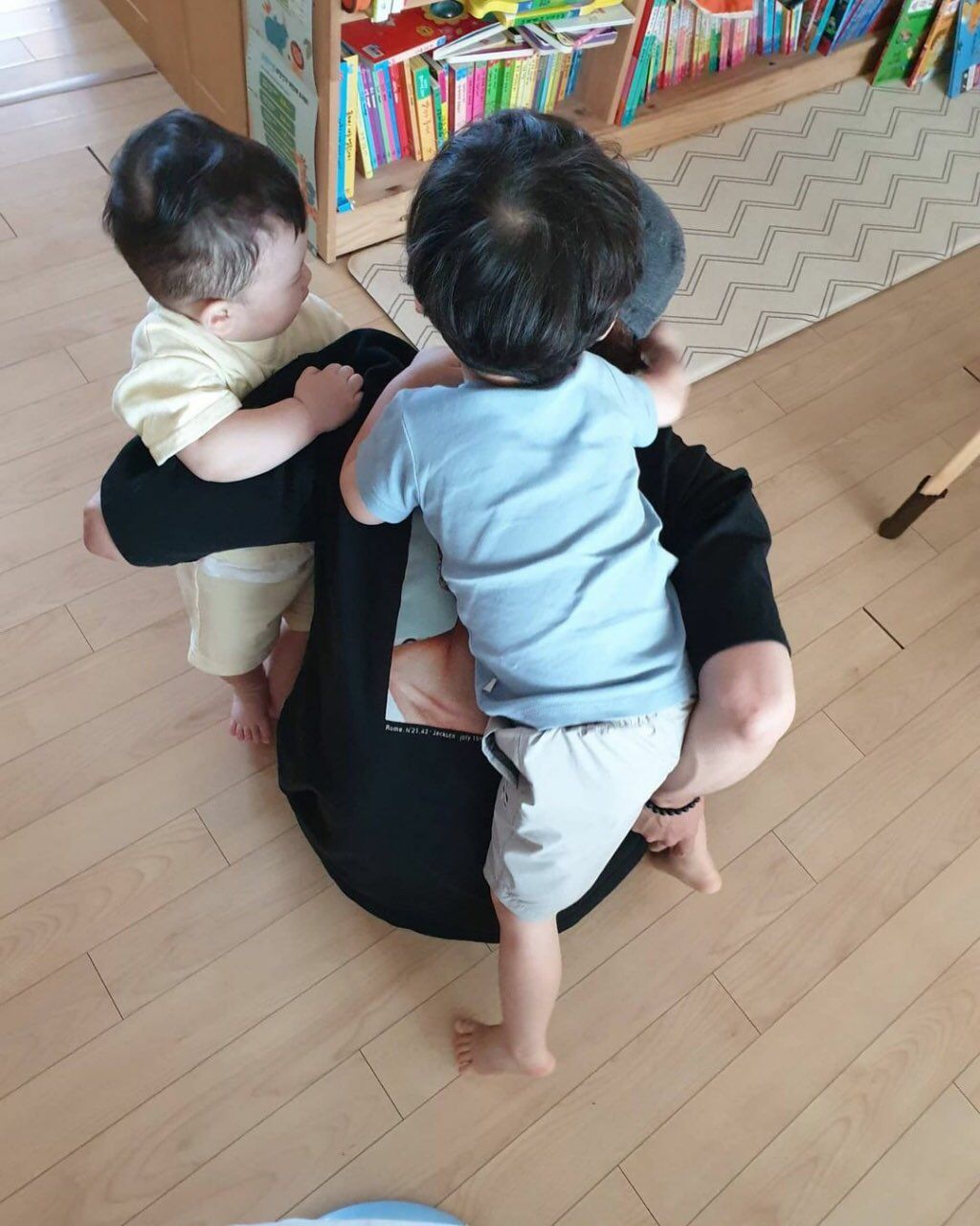 Gallery - Đọc trải nghiệm sinh con thứ hai của nhiều người mới hiểu: Nuôi 1 đứa trẻ và nuôi 2 đứa trẻ khác nhau trời vực! - image 3