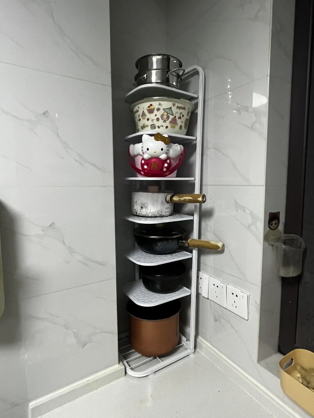 Nh&igrave;n 7 c&aacute;ch cất nồi chảo n&agrave;y t&ocirc;i mới hiểu v&igrave; sao bếp nh&agrave; m&igrave;nh l&uacute;c n&agrave;o cũng chật: H&oacute;a ra trước giờ xếp sai hết - Ảnh 8.