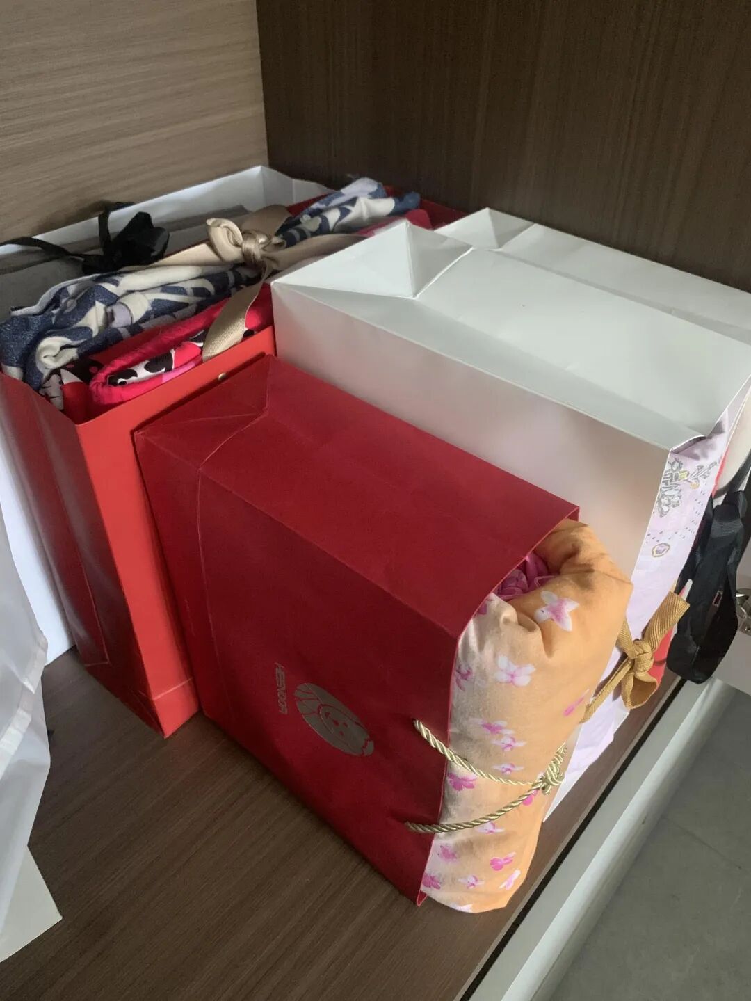 Kh&ocirc;ng mua th&ecirc;m hộp đựng, người phụ nữ trung ni&ecirc;n vẫn khiến tủ chăn ga gọn đến kh&oacute; tin: 9 c&aacute;ch tận dụng đồ c&oacute; sẵn - Ảnh 4.