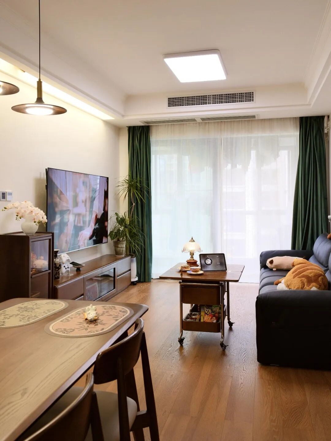 B&ecirc;n cạnh sofa kh&ocirc;ng nhất thiết phải đặt b&agrave;n phụ: 7 c&aacute;ch tận dụng kh&ocirc;ng gian của người trẻ vừa gọn vừa thiết thực - Ảnh 4.