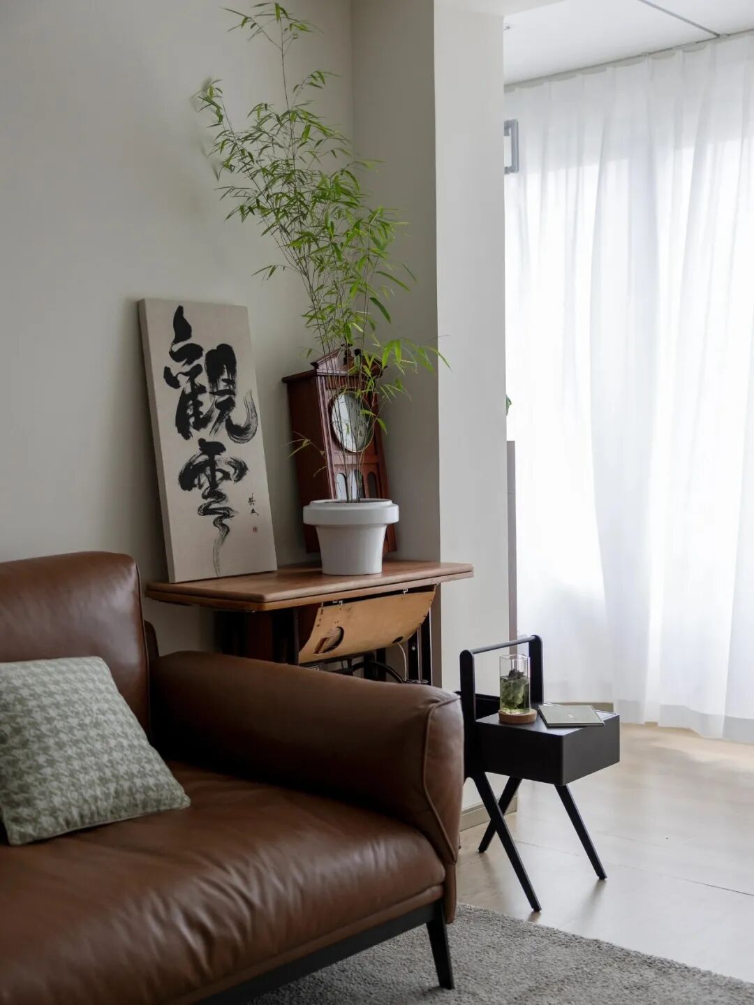 B&ecirc;n cạnh sofa kh&ocirc;ng nhất thiết phải đặt b&agrave;n phụ: 7 c&aacute;ch tận dụng kh&ocirc;ng gian của người trẻ vừa gọn vừa thiết thực - Ảnh 2.