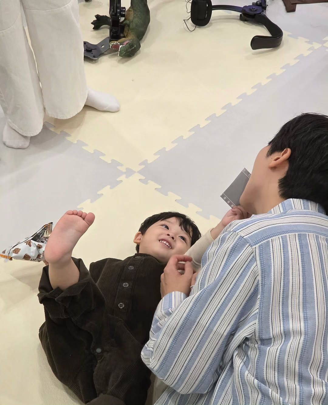 Gallery - 6 biểu hiện nhỏ cho thấy con yêu bố mẹ nhiều hơn chúng ta nghĩ rất nhiều - image 1