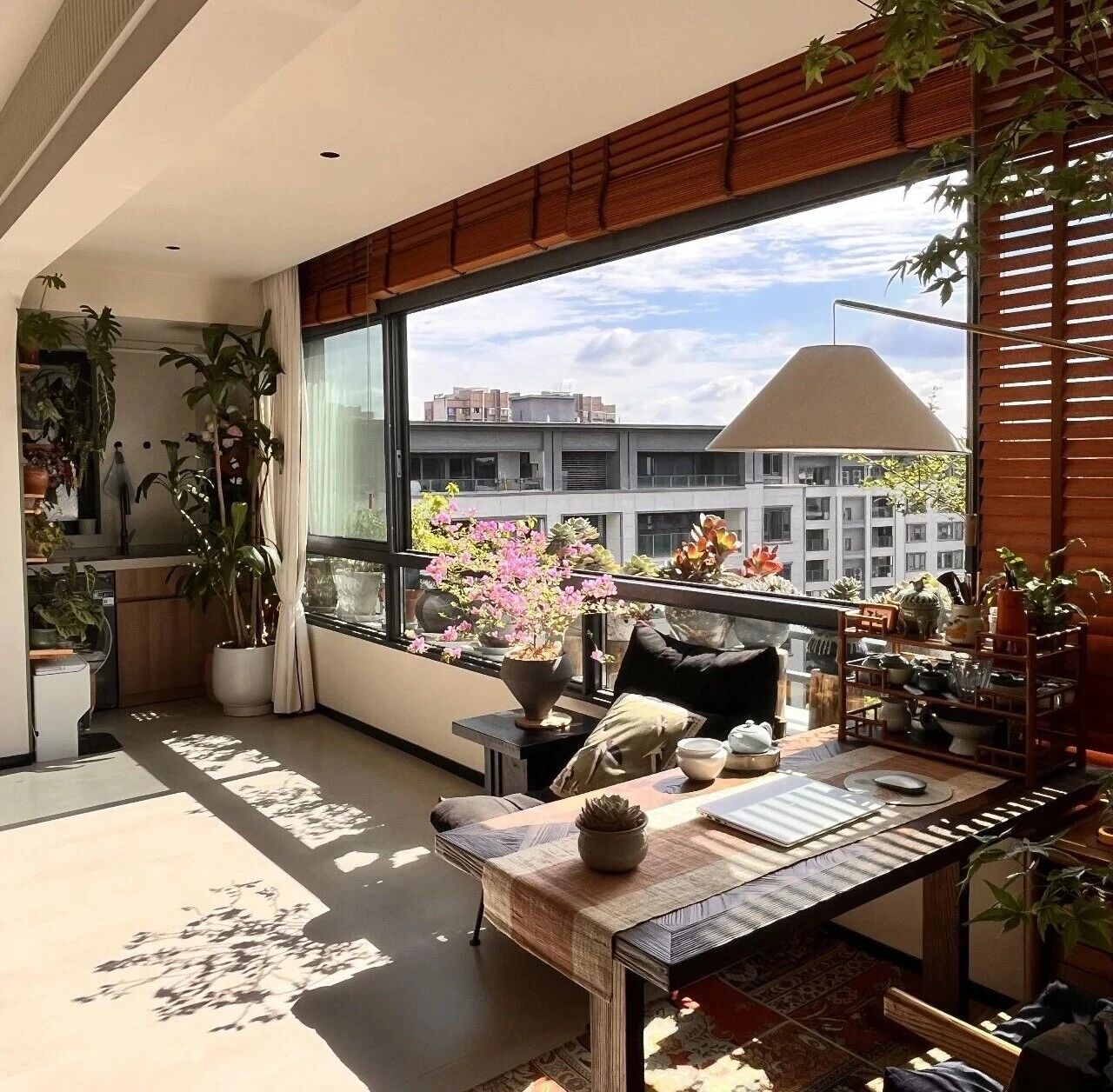 Từ căn giữa 90m&sup2; chuyển sang căn g&oacute;c hướng T&acirc;y 128m&sup2;, t&ocirc;i từng nghĩ m&igrave;nh chọn đ&uacute;ng: 3 th&aacute;ng sau mới thấy c&aacute;i gi&aacute; phải trả - Ảnh 3.