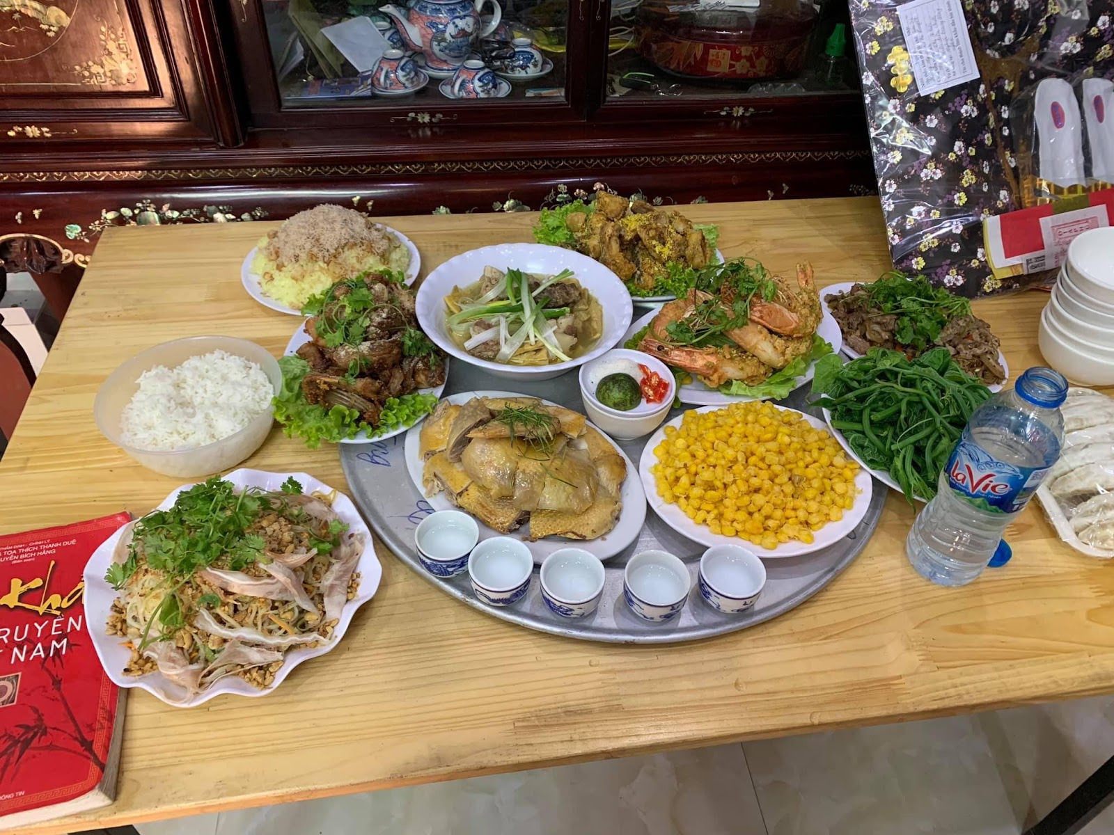 Về chơi gặp chị chồng trong bếp, t&ocirc;i hỏi 