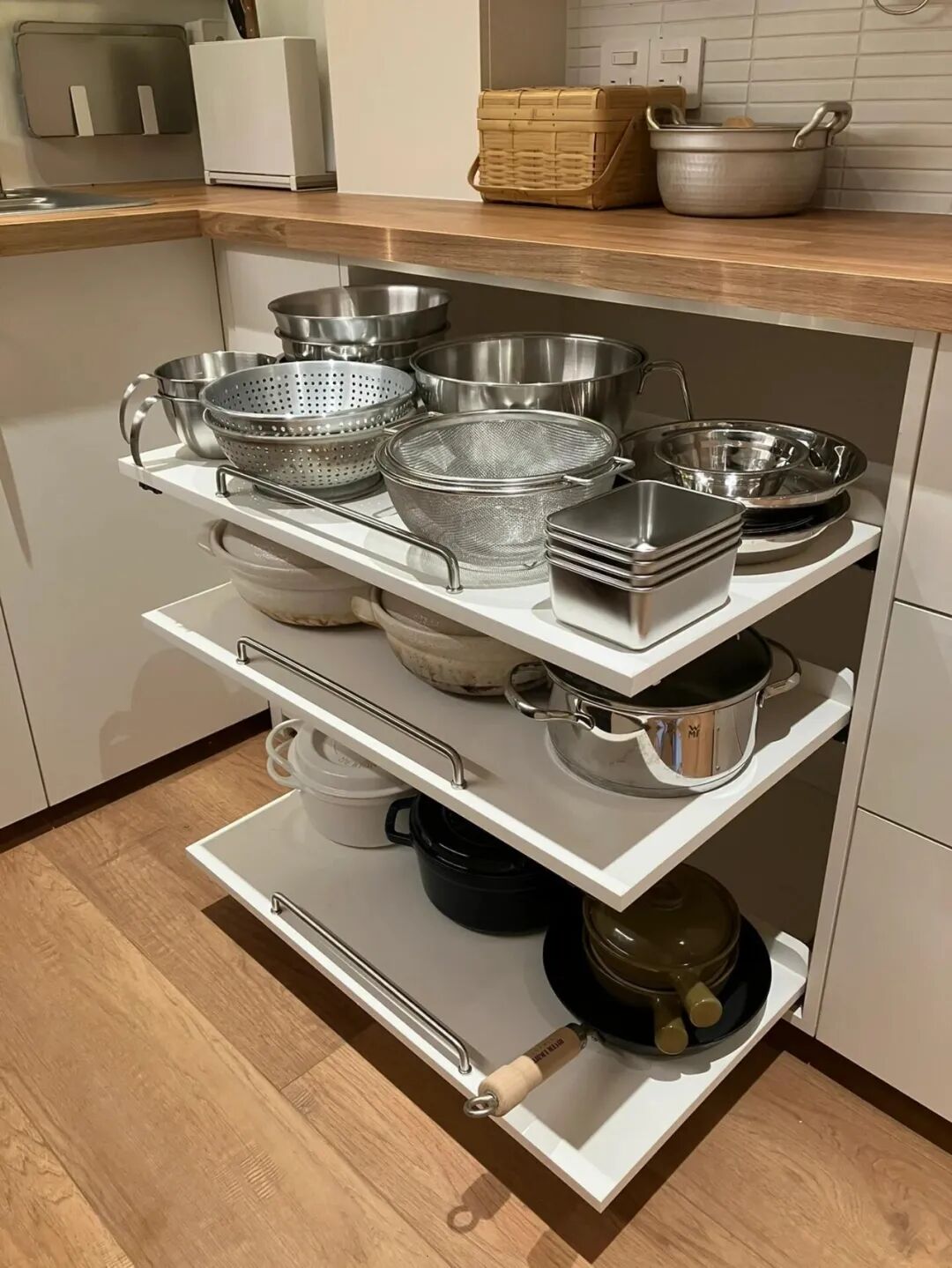 Nh&igrave;n 7 c&aacute;ch cất nồi chảo n&agrave;y t&ocirc;i mới hiểu v&igrave; sao bếp nh&agrave; m&igrave;nh l&uacute;c n&agrave;o cũng chật: H&oacute;a ra trước giờ xếp sai hết - Ảnh 5.