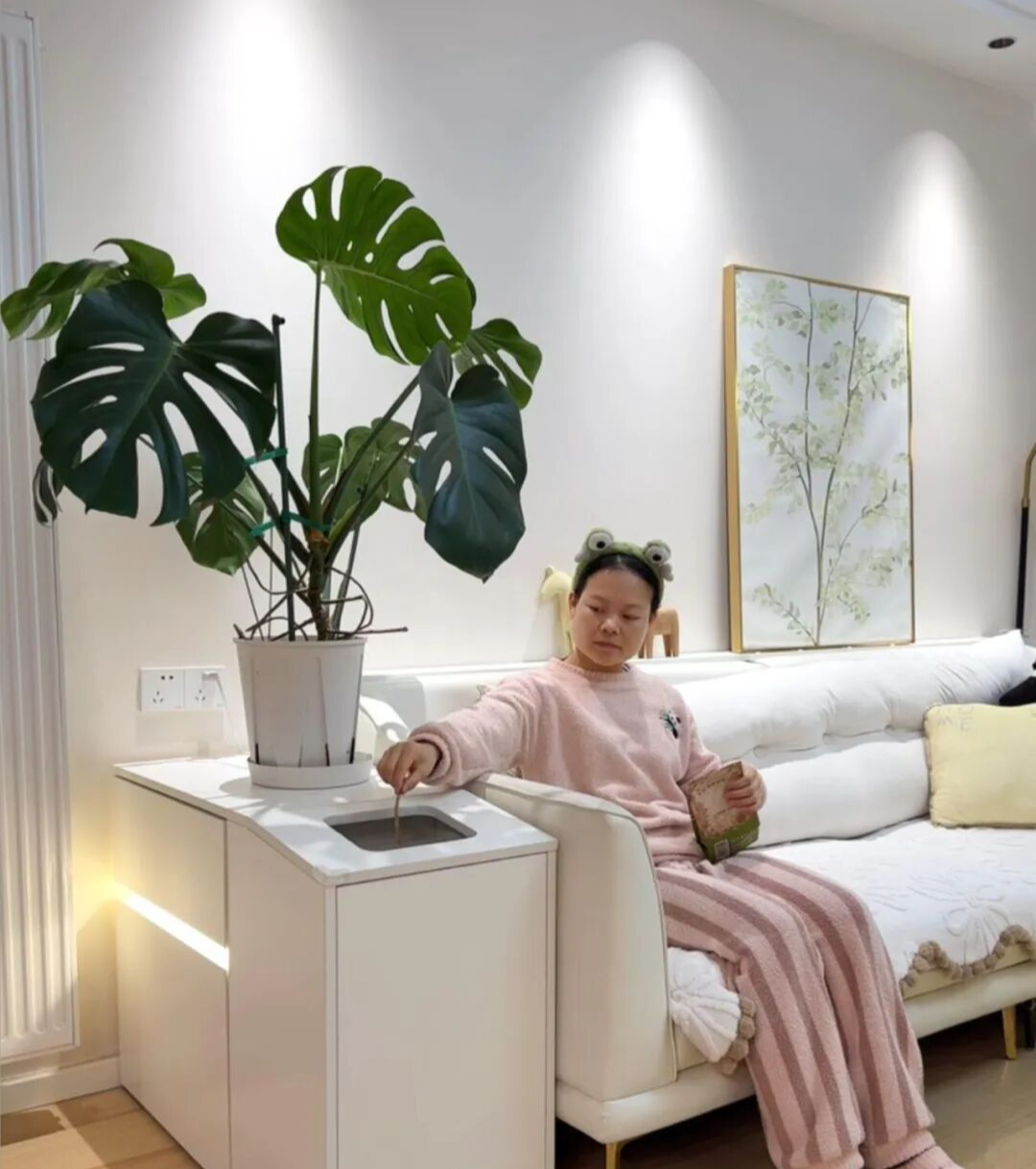 B&ecirc;n cạnh sofa kh&ocirc;ng nhất thiết phải đặt b&agrave;n phụ: 7 c&aacute;ch tận dụng kh&ocirc;ng gian của người trẻ vừa gọn vừa thiết thực - Ảnh 1.
