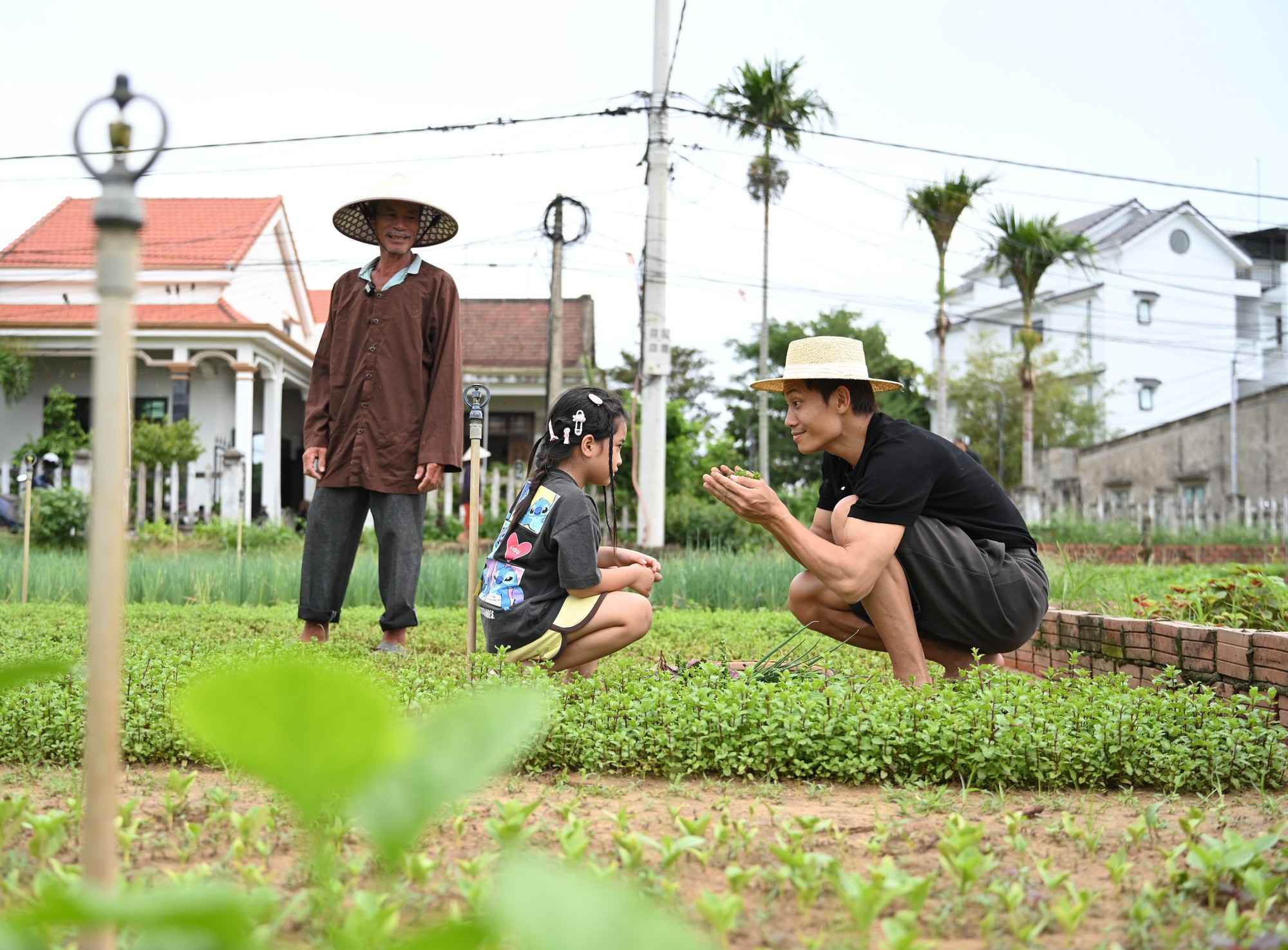 Bố Ơi tập 6: Các bố lăn lộn cuốc đất, bắt cá, Huy R hát live ngay trên thuyền thúng để