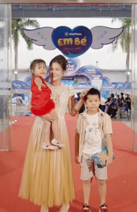 Con trai Đăng Kh&ocirc;i Thủy Anh tung tăng tr&ecirc;n s&acirc;n khấu, b&eacute; Dino đứng l&ecirc;n cổ vũ mẹ Ngọc Khu&ecirc;: D&agrave;n nh&oacute;c tỳ đ&aacute;ng y&ecirc;u g&oacute;p mặt tại WeFamily Awards 2026- Ảnh 17.