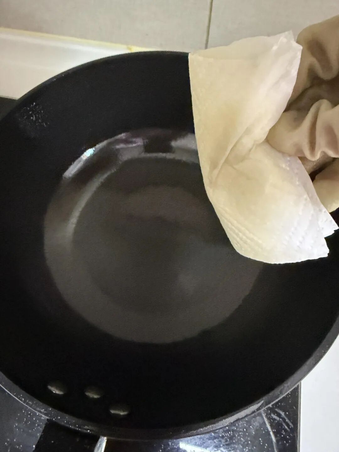 Dùng nồi hơn 10 năm vẫn sạch bóng: Cư dân mạng chia sẻ loạt mẹo vệ sinh, hóa ra quan trọng nhất không phải chà thật mạnh - Ảnh 4.