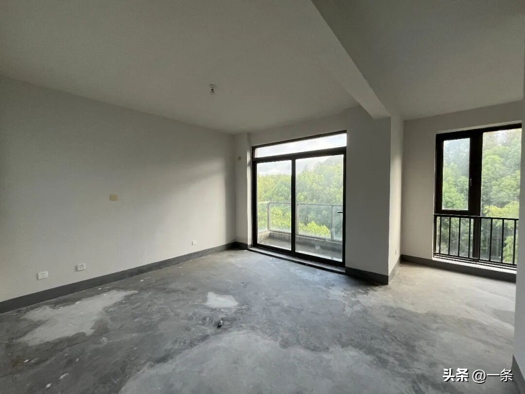 Cặp đôi không mua nhà, thuê hẳn căn 350m² ở ngoại ô: Sau 45 ngày, kết quả khiến nhiều người bất ngờ - Ảnh 1.