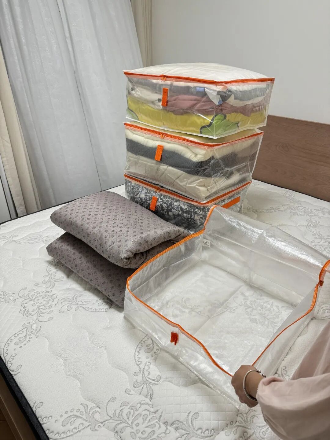 Kh&ocirc;ng mua th&ecirc;m hộp đựng, người phụ nữ trung ni&ecirc;n vẫn khiến tủ chăn ga gọn đến kh&oacute; tin: 9 c&aacute;ch tận dụng đồ c&oacute; sẵn - Ảnh 11.