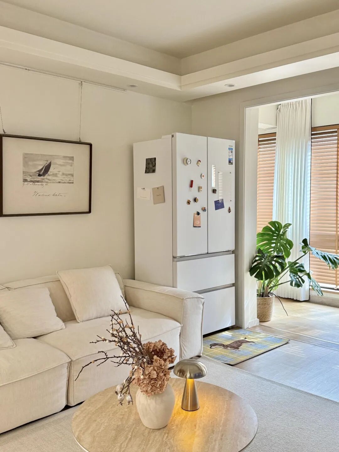 B&ecirc;n cạnh sofa kh&ocirc;ng nhất thiết phải đặt b&agrave;n phụ: 7 c&aacute;ch tận dụng kh&ocirc;ng gian của người trẻ vừa gọn vừa thiết thực - Ảnh 7.