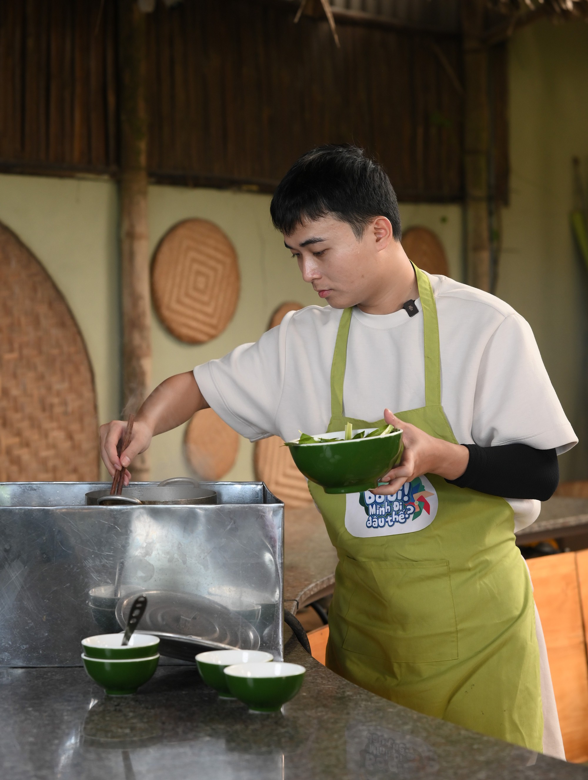 Bố Ơi tập 6: Các bố lăn lộn cuốc đất, bắt cá, Huy R hát live ngay trên thuyền thúng để