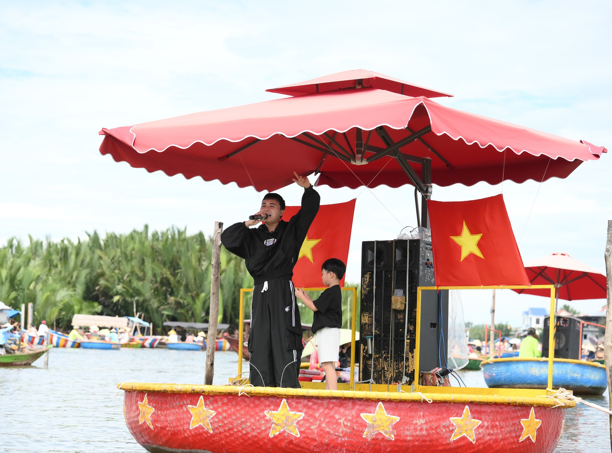 Bố Ơi tập 6: Các bố lăn lộn cuốc đất, bắt cá, Huy R hát live ngay trên thuyền thúng để