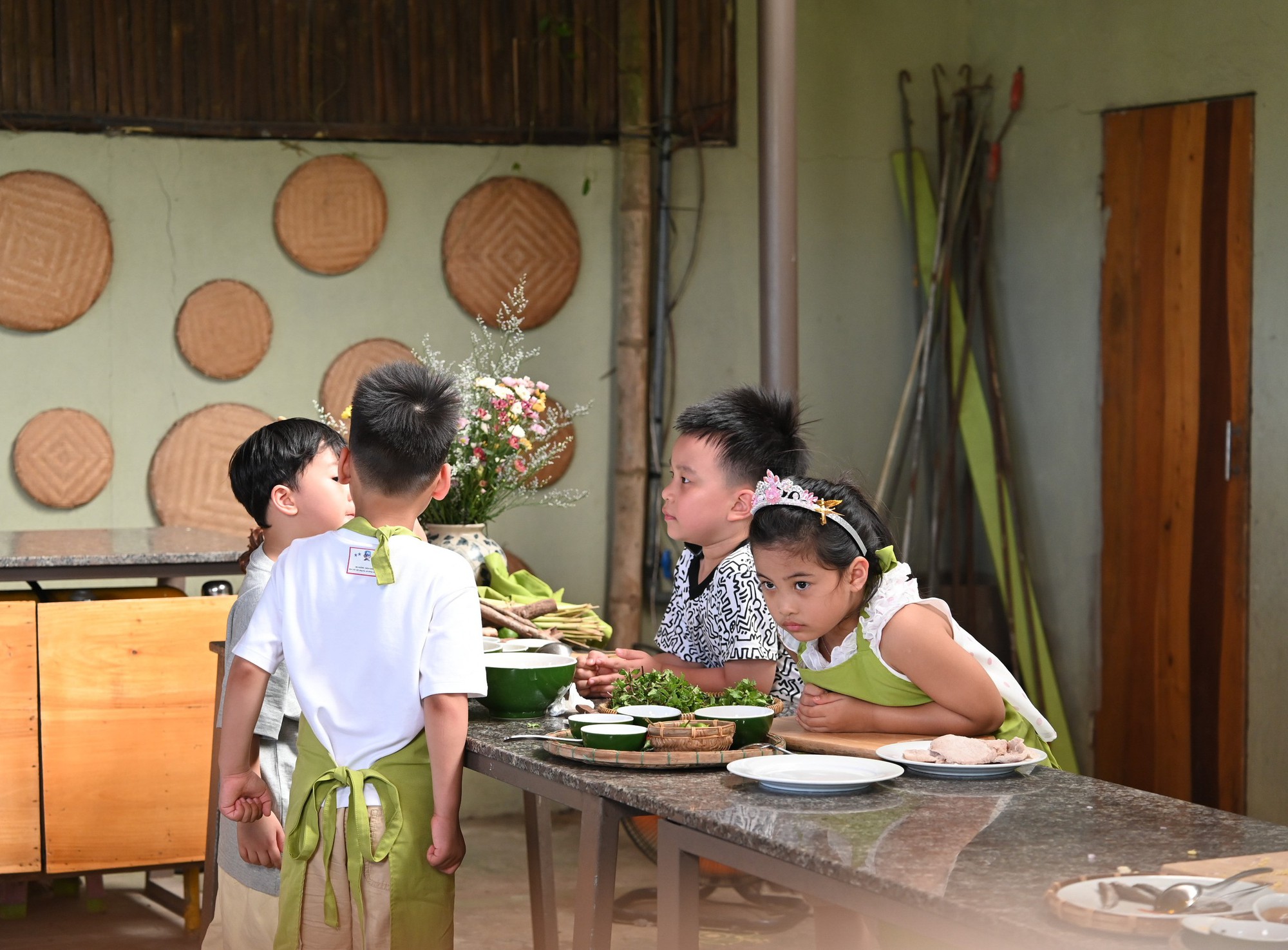 Bố Ơi tập 6: Các bố lăn lộn cuốc đất, bắt cá, Huy R hát live ngay trên thuyền thúng để