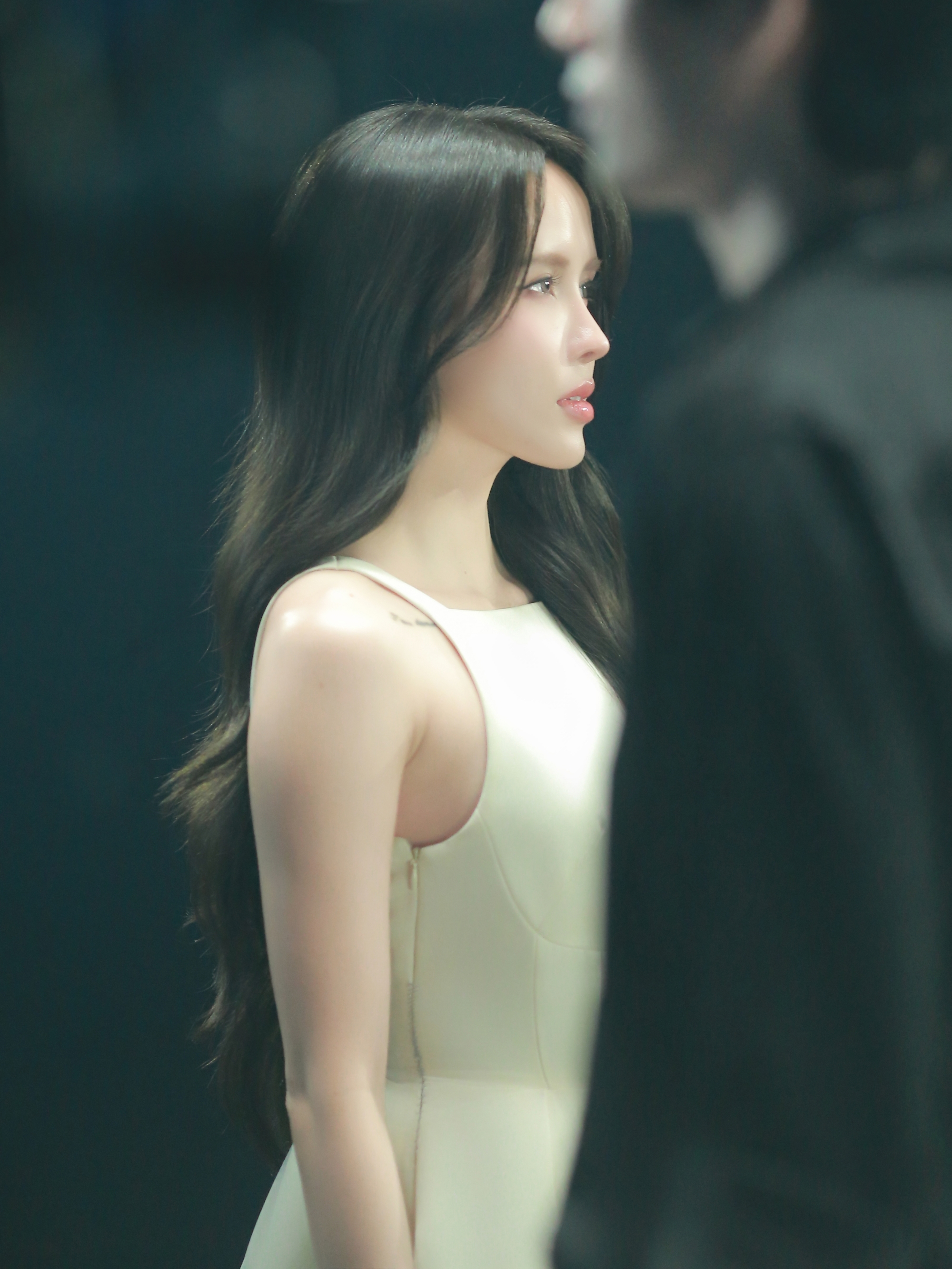 Gallery - Thiều Bảo Trâm: Cơn mưa trong lòng không tạnh vì ai đó đến che ô cho bạn - image 6