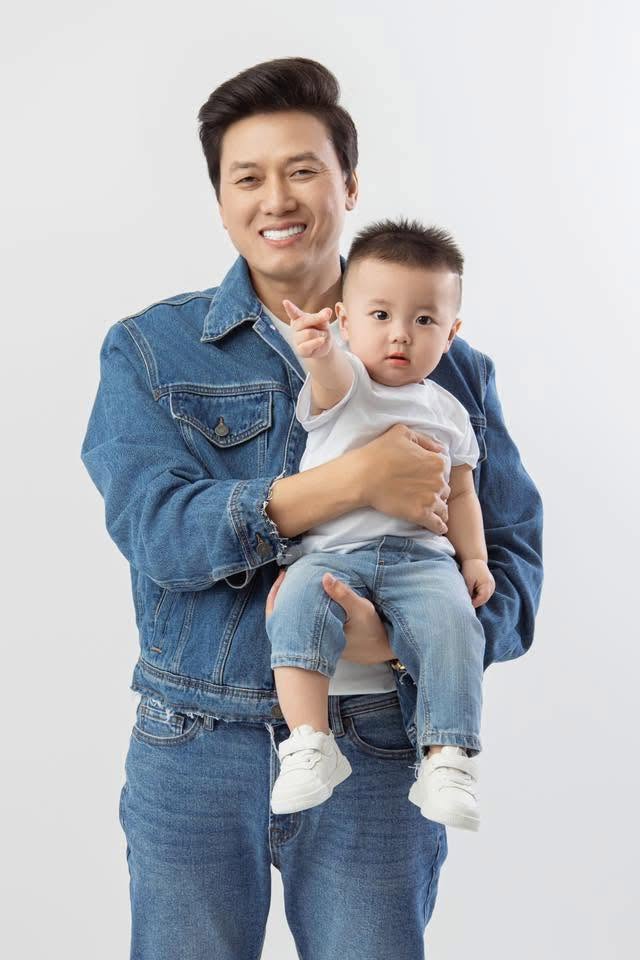 Qu&aacute;ch Ngọc Tuy&ecirc;n cưới vợ k&eacute;m 16 tuổi, con trai l&ecirc;n 3 tuổi điển trai, kh&ocirc;i ng&ocirc; chuẩn điện ảnh - Ảnh 1.