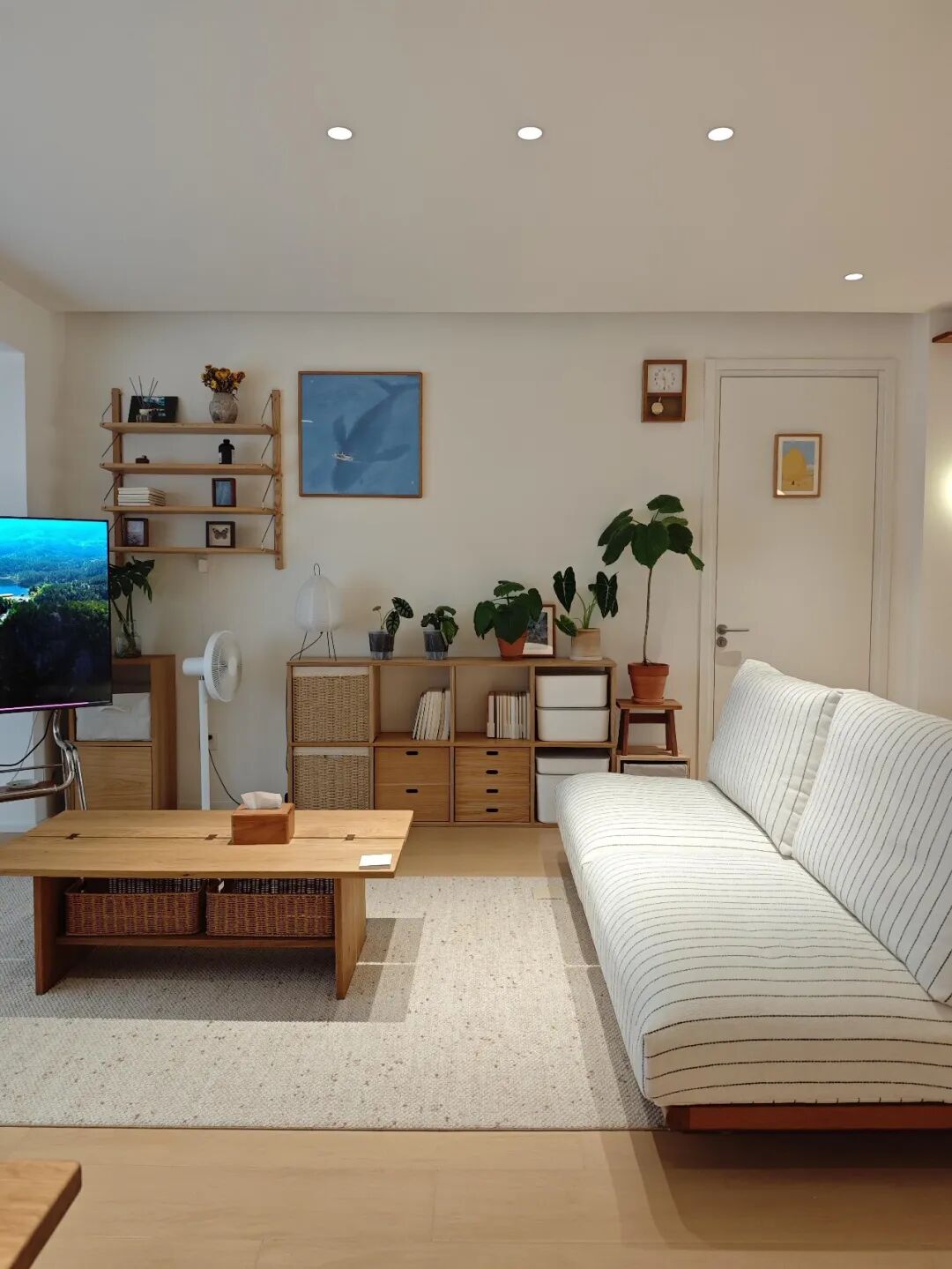 Bỏ th&oacute;i quen k&ecirc; sofa s&aacute;t tường, ph&ograve;ng kh&aacute;ch bỗng c&oacute; th&ecirc;m 1 khoảng cực hữu dụng: Nh&agrave; nhỏ c&agrave;ng n&ecirc;n tham khảo - Ảnh 6.