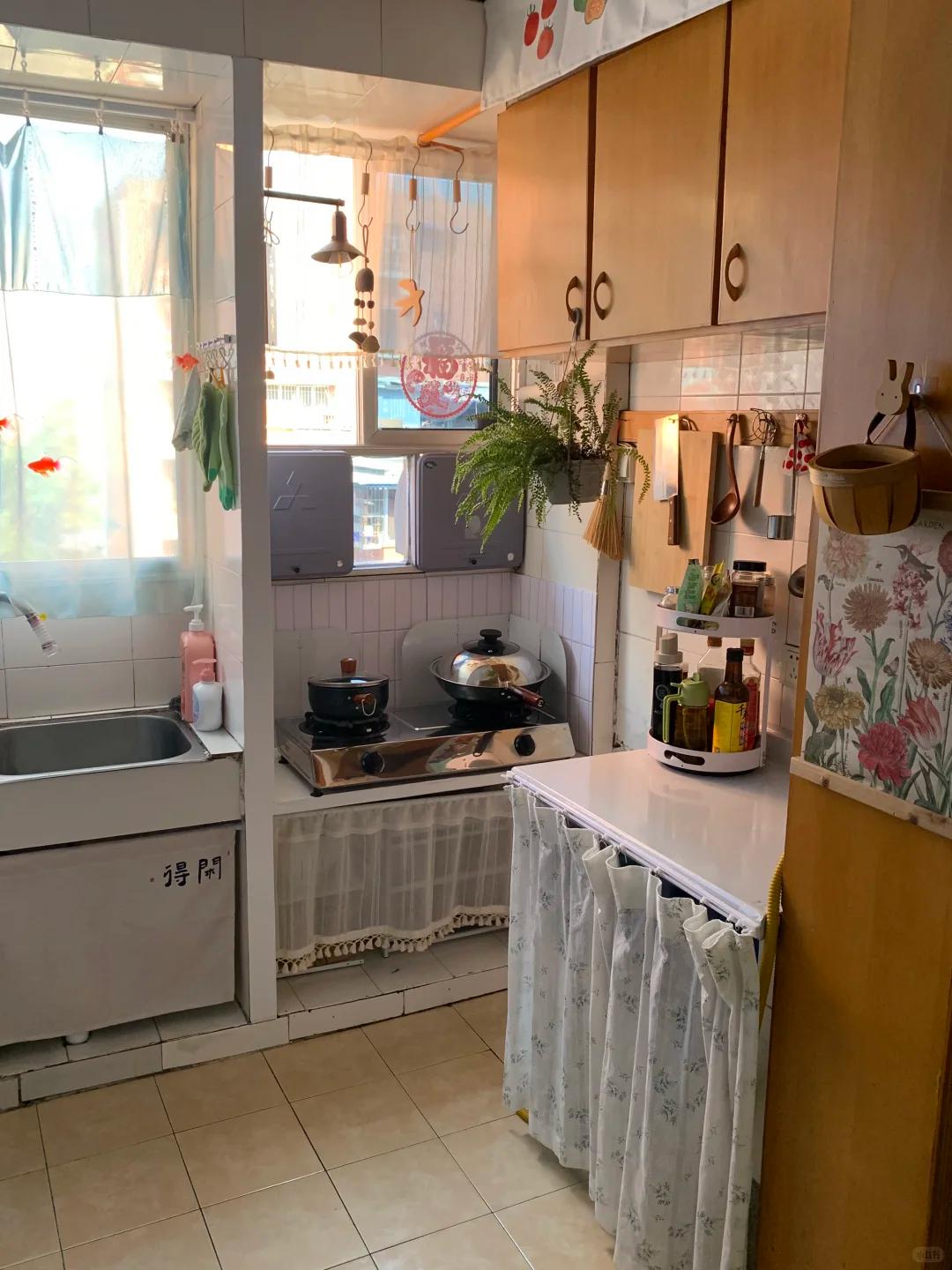 Căn hộ thu&ecirc; cũ kỹ &ldquo;lột x&aacute;c&rdquo; sau v&agrave;i thay đổi kh&ocirc;ng cần đập sửa: Nh&igrave;n xong mới hiểu v&igrave; sao nh&agrave; thu&ecirc; vẫn c&oacute; thể rất sang - Ảnh 2.