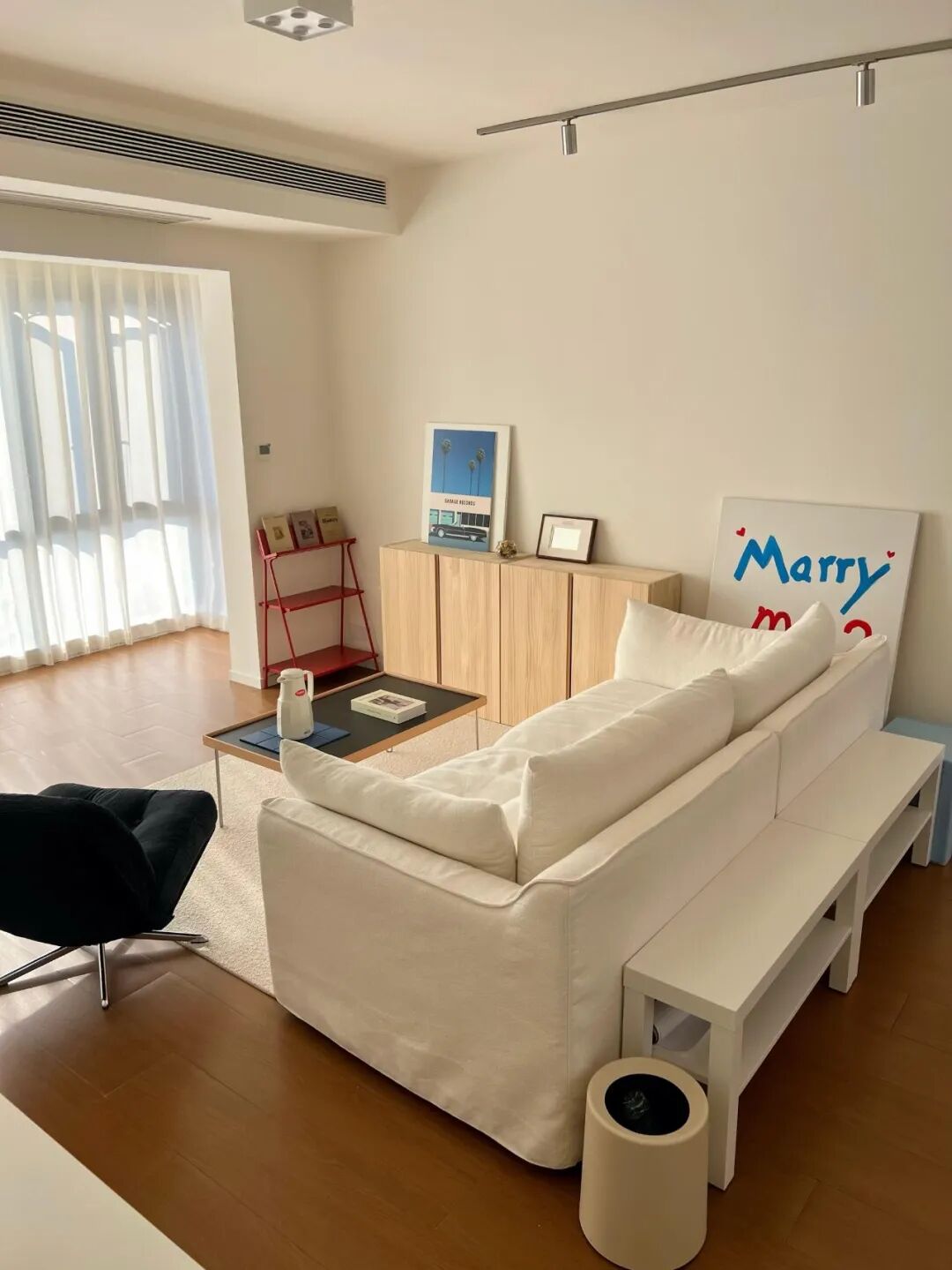 Bỏ th&oacute;i quen k&ecirc; sofa s&aacute;t tường, ph&ograve;ng kh&aacute;ch bỗng c&oacute; th&ecirc;m 1 khoảng cực hữu dụng: Nh&agrave; nhỏ c&agrave;ng n&ecirc;n tham khảo - Ảnh 7.