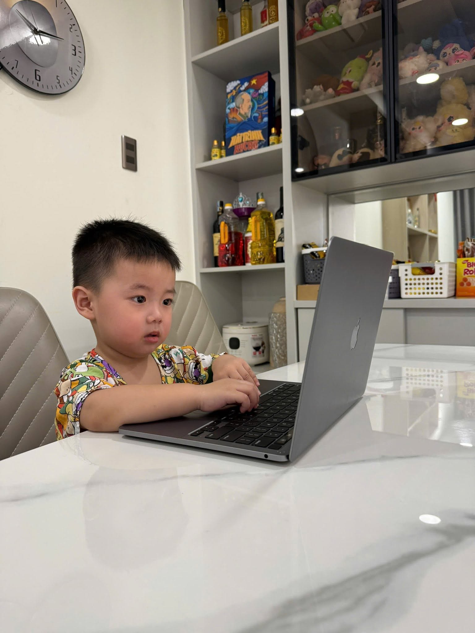 Qu&aacute;ch Ngọc Tuy&ecirc;n cưới vợ k&eacute;m 16 tuổi, con trai l&ecirc;n 3 tuổi điển trai, kh&ocirc;i ng&ocirc; chuẩn điện ảnh - Ảnh 4.