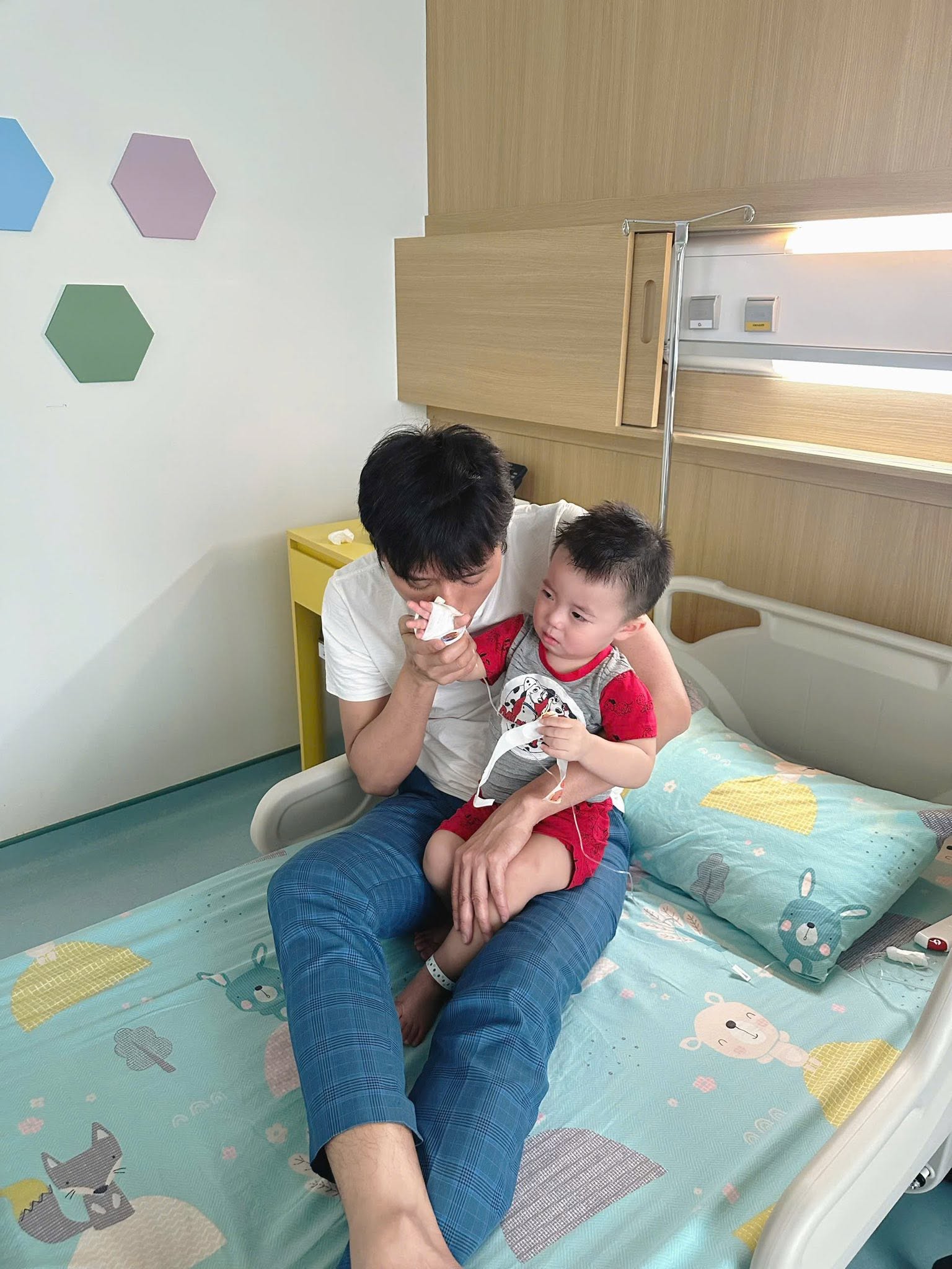 Qu&aacute;ch Ngọc Tuy&ecirc;n cưới vợ k&eacute;m 16 tuổi, con trai l&ecirc;n 3 tuổi điển trai, kh&ocirc;i ng&ocirc; chuẩn điện ảnh - Ảnh 7.