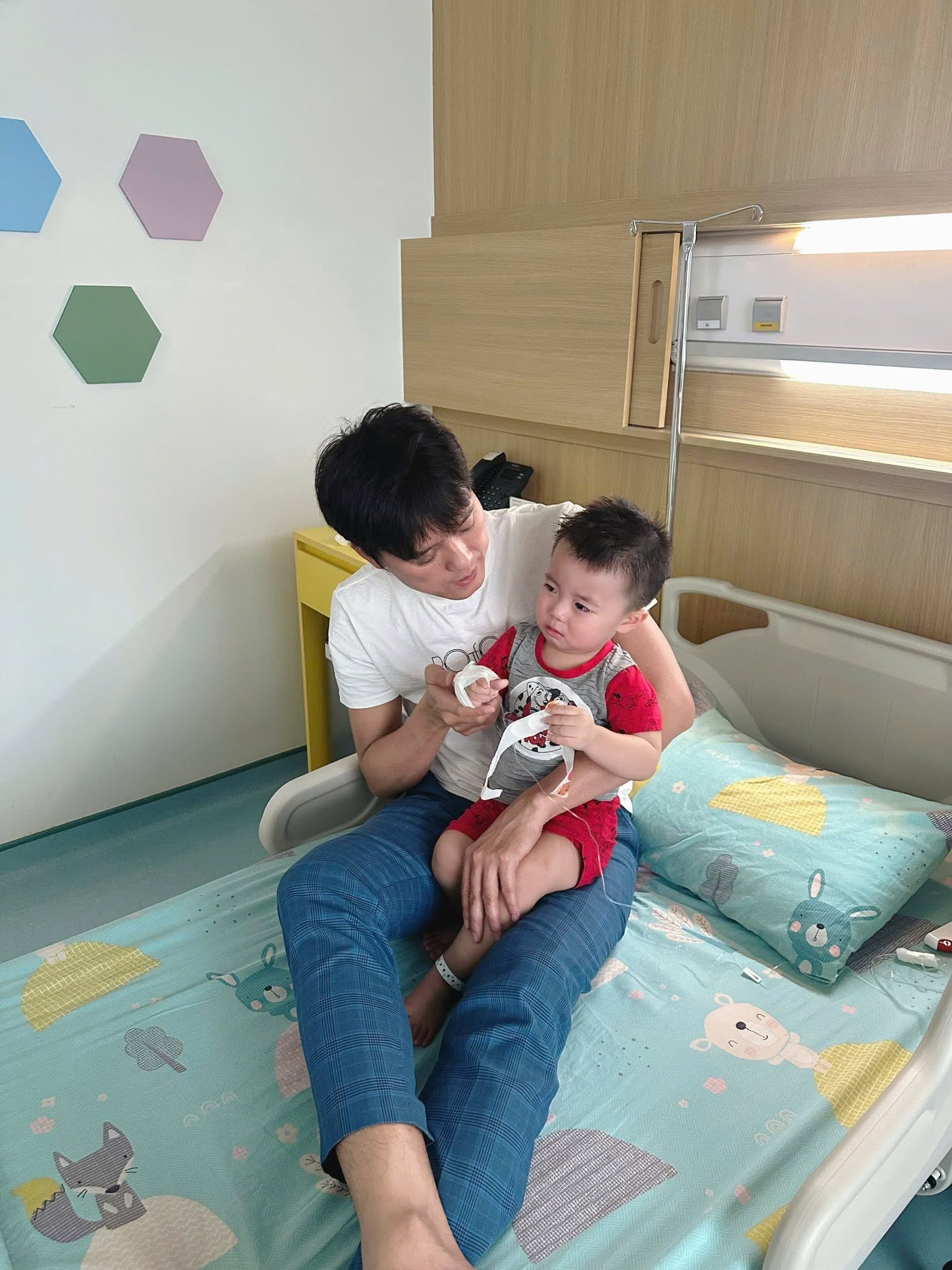 Qu&aacute;ch Ngọc Tuy&ecirc;n cưới vợ k&eacute;m 16 tuổi, con trai l&ecirc;n 3 tuổi điển trai, kh&ocirc;i ng&ocirc; chuẩn điện ảnh - Ảnh 8.