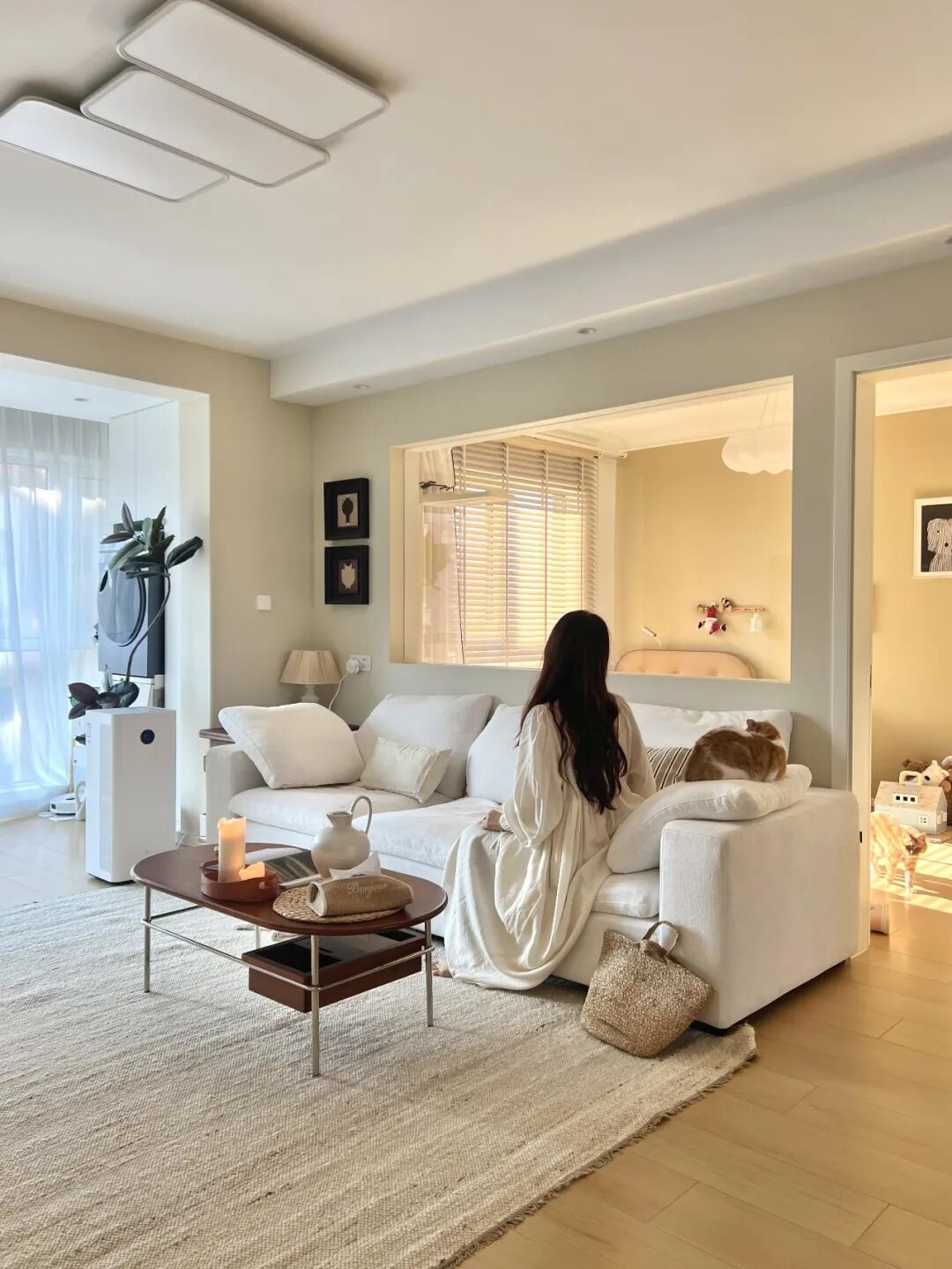 Bỏ th&oacute;i quen k&ecirc; sofa s&aacute;t tường, ph&ograve;ng kh&aacute;ch bỗng c&oacute; th&ecirc;m 1 khoảng cực hữu dụng: Nh&agrave; nhỏ c&agrave;ng n&ecirc;n tham khảo - Ảnh 9.