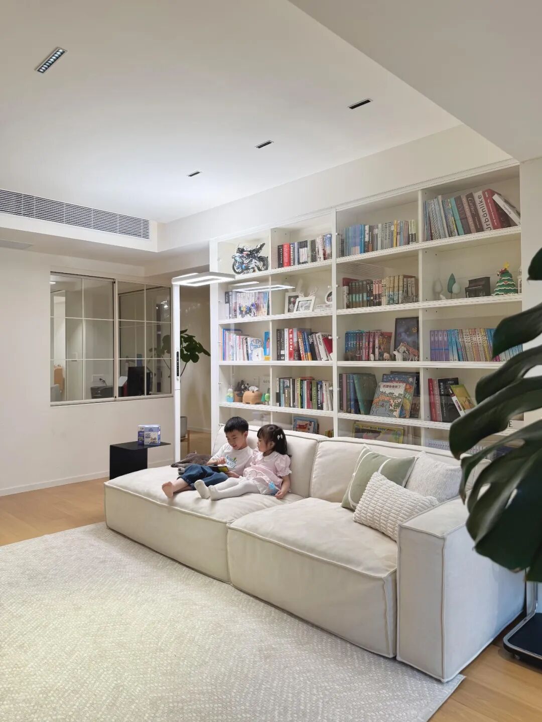 Bỏ th&oacute;i quen k&ecirc; sofa s&aacute;t tường, ph&ograve;ng kh&aacute;ch bỗng c&oacute; th&ecirc;m 1 khoảng cực hữu dụng: Nh&agrave; nhỏ c&agrave;ng n&ecirc;n tham khảo - Ảnh 2.