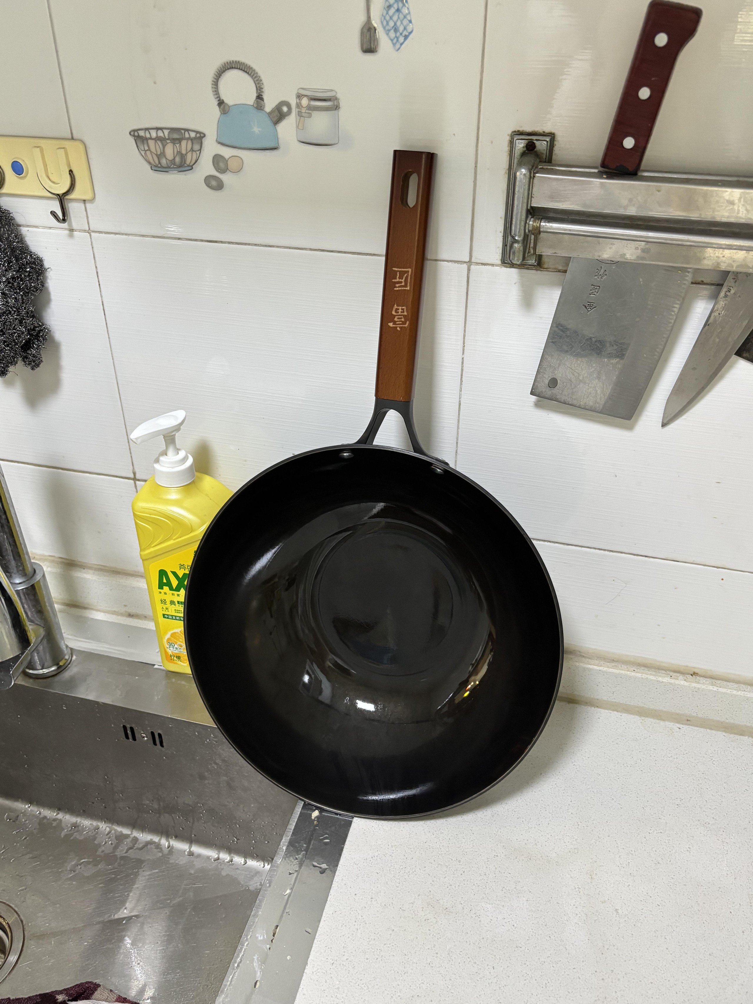 Dọn lại căn bếp t&ocirc;i mới nhận ra: Nồi chảo mua cả đống nhưng thực ra chỉ cần 3 m&oacute;n l&agrave; đủ - Ảnh 2.