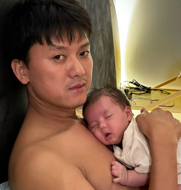 Qu&aacute;ch Ngọc Tuy&ecirc;n cưới vợ k&eacute;m 16 tuổi, con trai l&ecirc;n 3 tuổi điển trai, kh&ocirc;i ng&ocirc; chuẩn điện ảnh - Ảnh 2.
