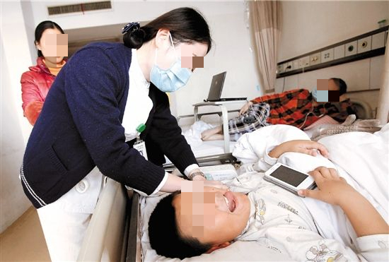 B&eacute; 3 tuổi xuất hiện tổn thương giống m&agrave;o g&agrave; tr&ecirc;n mặt, b&aacute;c sĩ cảnh b&aacute;o nguồn l&acirc;y bất ngờ: Lỗi của &ocirc;ng nội - Ảnh 3.