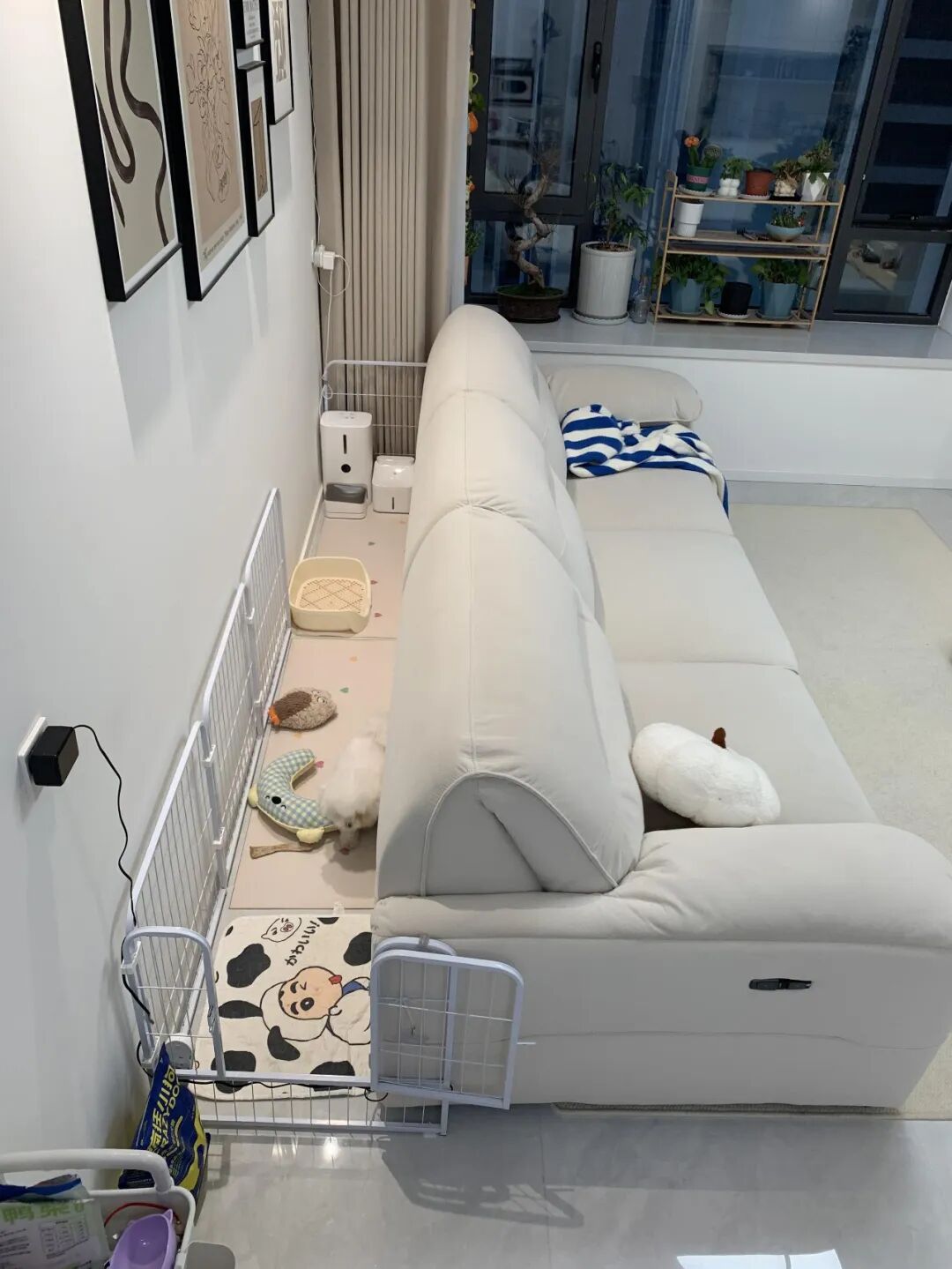 Bỏ th&oacute;i quen k&ecirc; sofa s&aacute;t tường, ph&ograve;ng kh&aacute;ch bỗng c&oacute; th&ecirc;m 1 khoảng cực hữu dụng: Nh&agrave; nhỏ c&agrave;ng n&ecirc;n tham khảo - Ảnh 4.