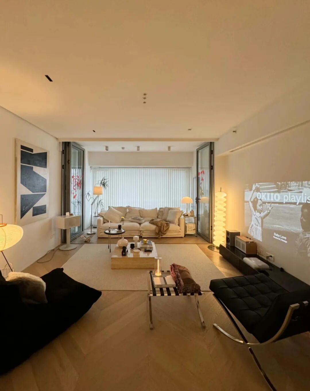 Bỏ th&oacute;i quen k&ecirc; sofa s&aacute;t tường, ph&ograve;ng kh&aacute;ch bỗng c&oacute; th&ecirc;m 1 khoảng cực hữu dụng: Nh&agrave; nhỏ c&agrave;ng n&ecirc;n tham khảo - Ảnh 8.