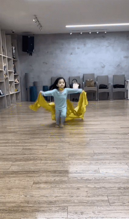 Bé Lisa - con gái út nhà Khánh Thi Phan Hiển mới 3 tuổi đã học ballet: Bình thường quậy tung, nhưng khi tập luyện lại cực kỳ tập trung- Ảnh 2.