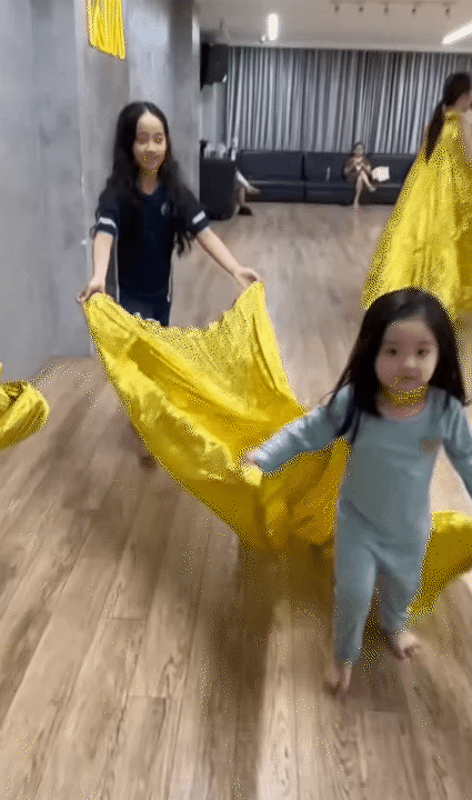 Bé Lisa - con gái út nhà Khánh Thi Phan Hiển mới 3 tuổi đã học ballet: Bình thường quậy tung, nhưng khi tập luyện lại cực kỳ tập trung- Ảnh 1.