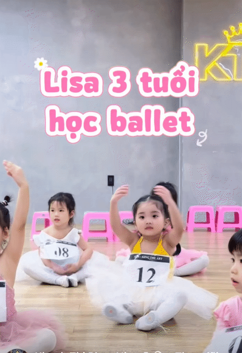 Bé Lisa - con gái út nhà Khánh Thi Phan Hiển mới 3 tuổi đã học ballet: Bình thường quậy tung, nhưng khi tập luyện lại cực kỳ tập trung- Ảnh 7.