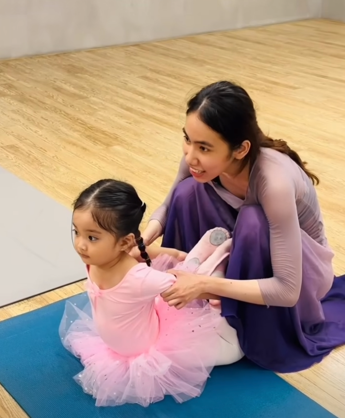 Bé Lisa - con gái út nhà Khánh Thi Phan Hiển mới 3 tuổi đã học ballet: Bình thường quậy tung, nhưng khi tập luyện lại cực kỳ tập trung- Ảnh 5.