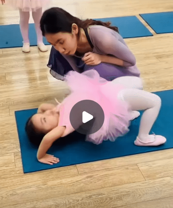 Bé Lisa - con gái út nhà Khánh Thi Phan Hiển mới 3 tuổi đã học ballet: Bình thường quậy tung, nhưng khi tập luyện lại cực kỳ tập trung- Ảnh 6.