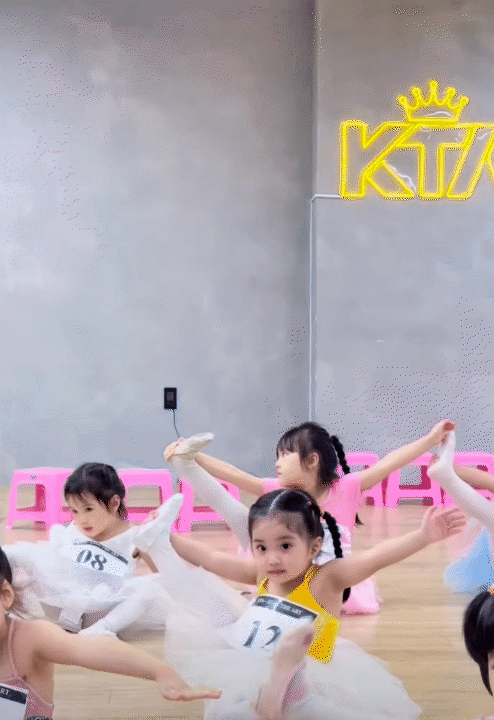 Bé Lisa - con gái út nhà Khánh Thi Phan Hiển mới 3 tuổi đã học ballet: Bình thường quậy tung, nhưng khi tập luyện lại cực kỳ tập trung- Ảnh 8.