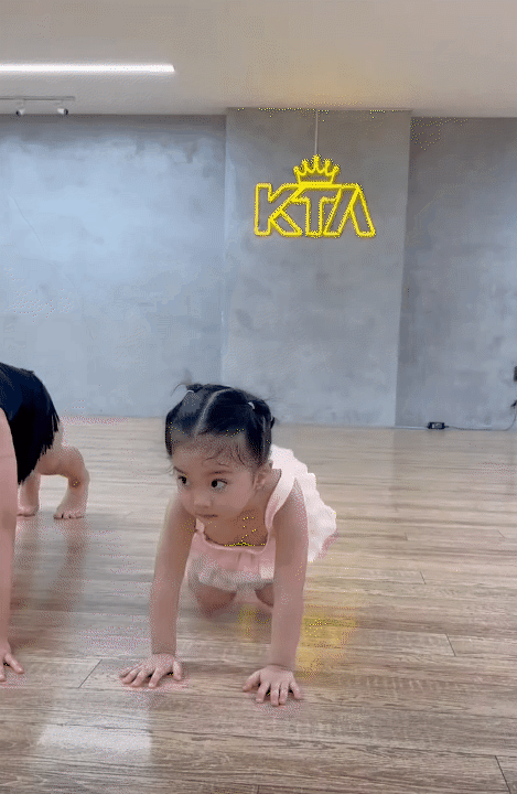 Bé Lisa - con gái út nhà Khánh Thi Phan Hiển mới 3 tuổi đã học ballet: Bình thường quậy tung, nhưng khi tập luyện lại cực kỳ tập trung- Ảnh 9.