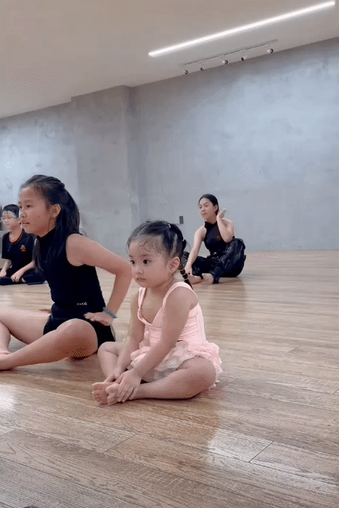 Bé Lisa - con gái út nhà Khánh Thi Phan Hiển mới 3 tuổi đã học ballet: Bình thường quậy tung, nhưng khi tập luyện lại cực kỳ tập trung- Ảnh 10.