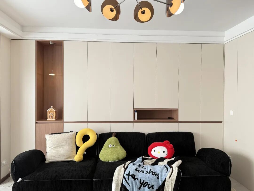 Bỏ th&oacute;i quen k&ecirc; sofa s&aacute;t tường, ph&ograve;ng kh&aacute;ch bỗng c&oacute; th&ecirc;m 1 khoảng cực hữu dụng: Nh&agrave; nhỏ c&agrave;ng n&ecirc;n tham khảo - Ảnh 5.