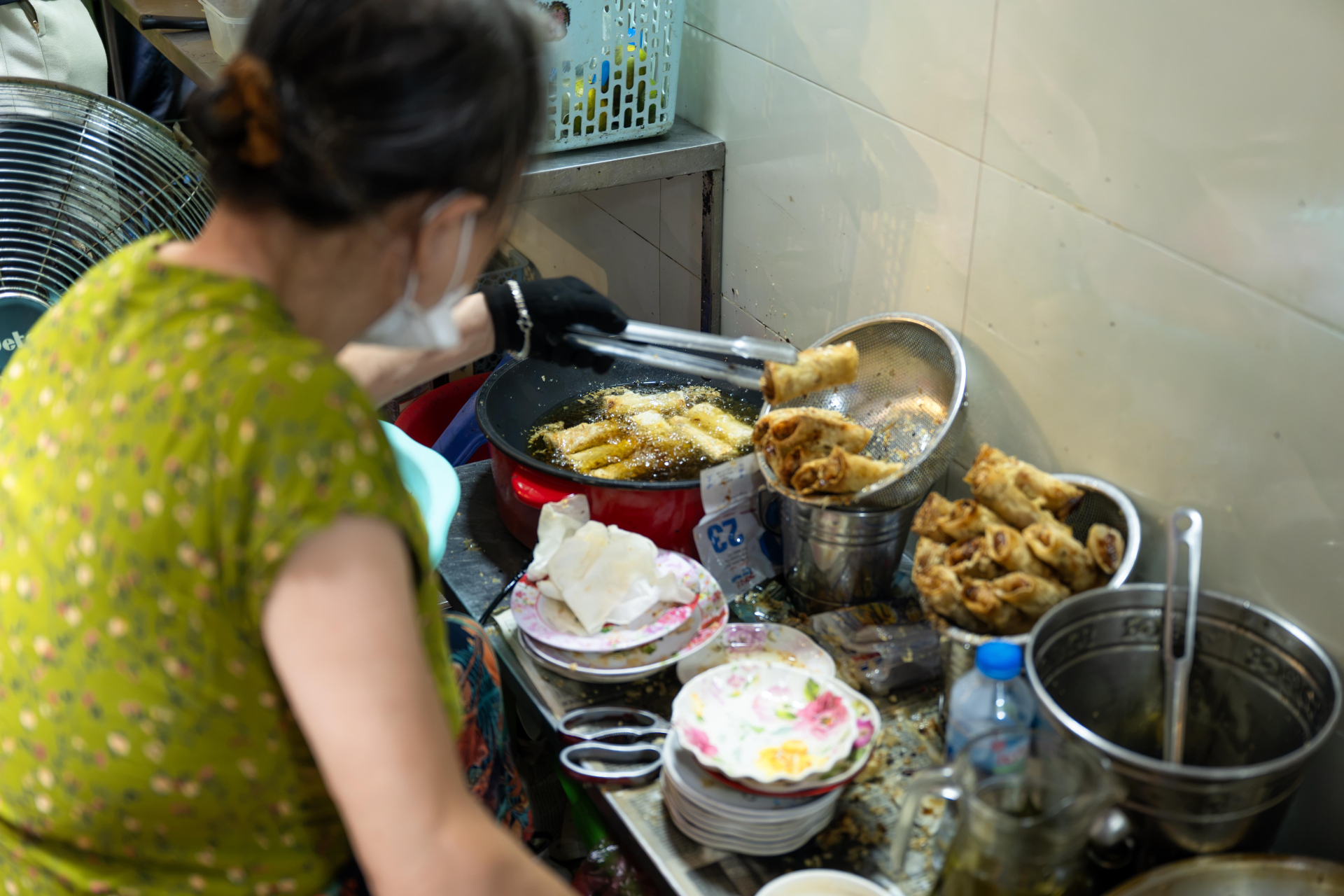 Chủ b&uacute;n chả h&agrave;ng Quạt phản hồi về việc ưu ti&ecirc;n kh&aacute;ch T&acirc;y hơn kh&aacute;ch Việt - Ảnh 9.
