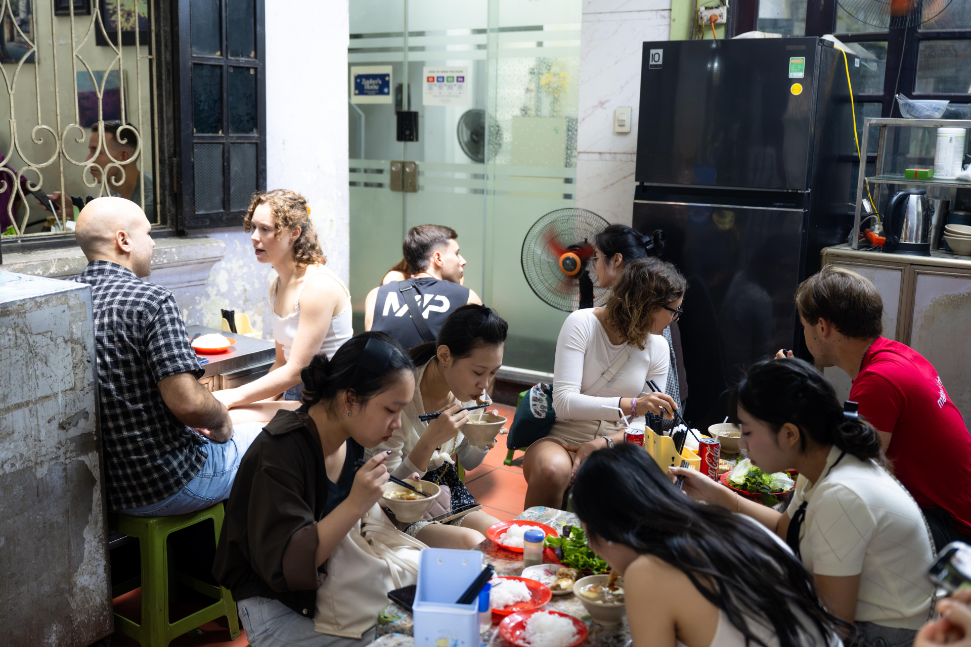 Chủ b&uacute;n chả h&agrave;ng Quạt phản hồi về việc ưu ti&ecirc;n kh&aacute;ch T&acirc;y hơn kh&aacute;ch Việt - Ảnh 10.