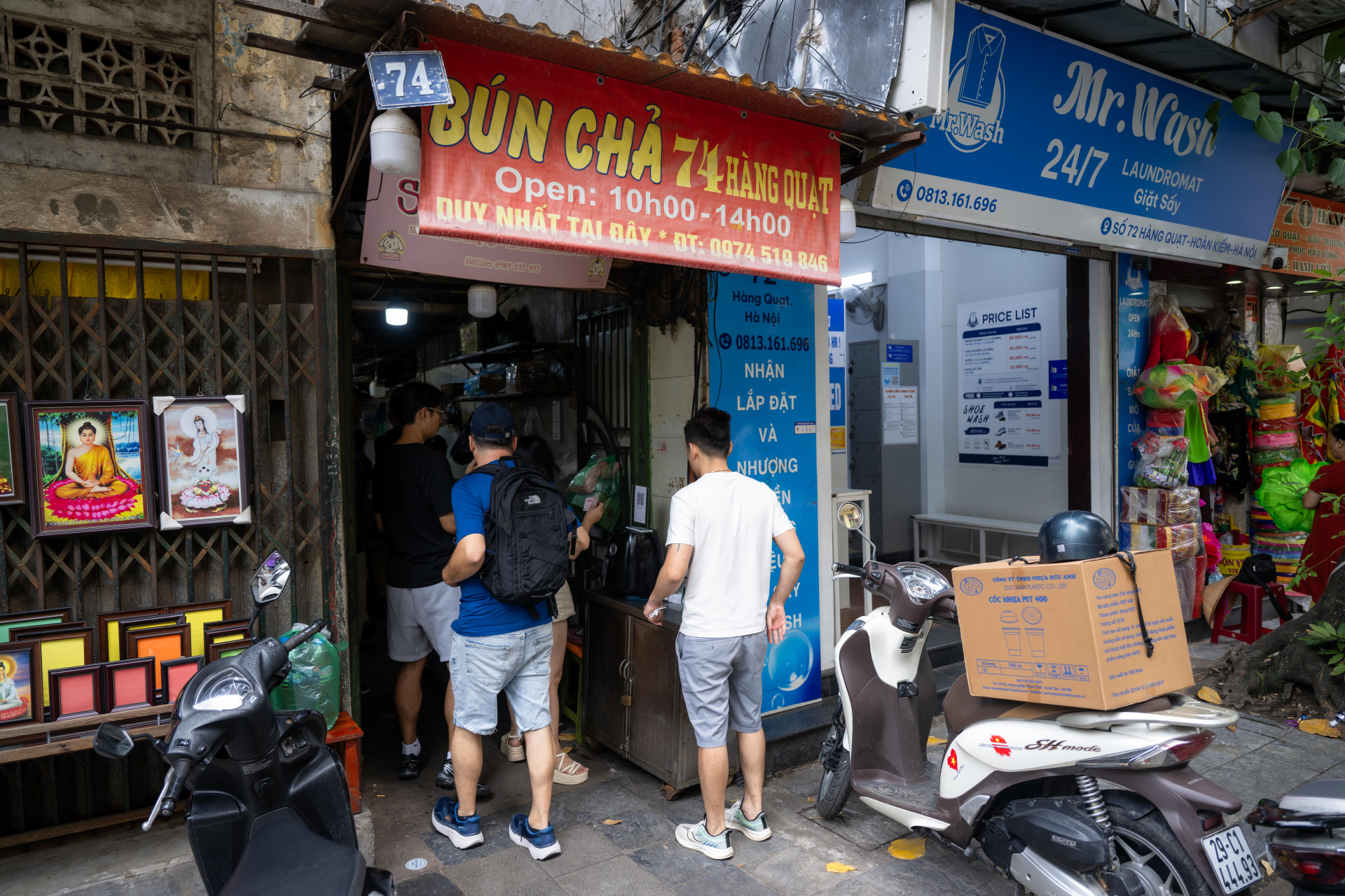 Chủ b&uacute;n chả h&agrave;ng Quạt phản hồi về việc ưu ti&ecirc;n kh&aacute;ch T&acirc;y hơn kh&aacute;ch Việt - Ảnh 11.