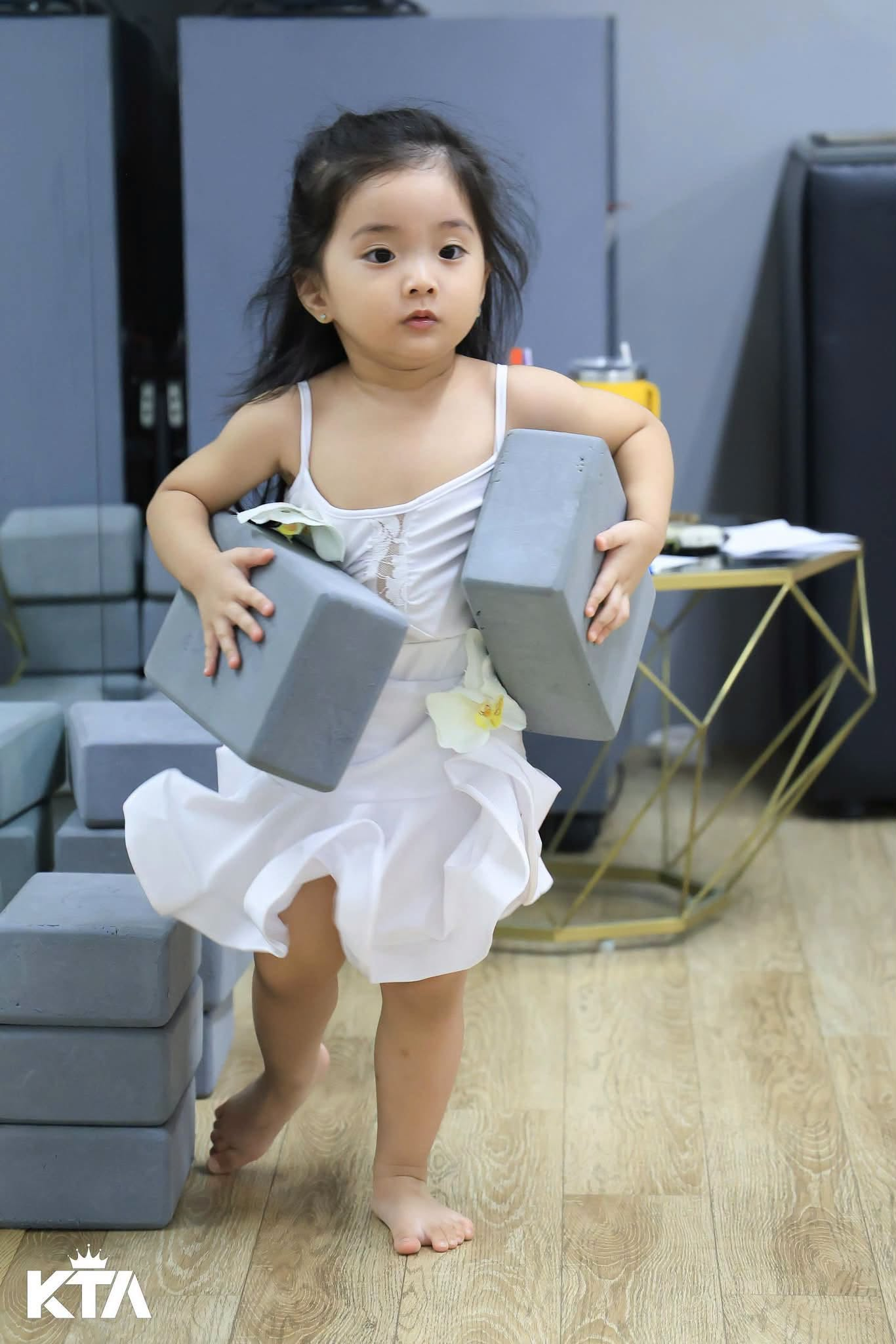 Bé Lisa - con gái út nhà Khánh Thi Phan Hiển mới 3 tuổi đã học ballet: Bình thường quậy tung, nhưng khi tập luyện lại cực kỳ tập trung- Ảnh 3.