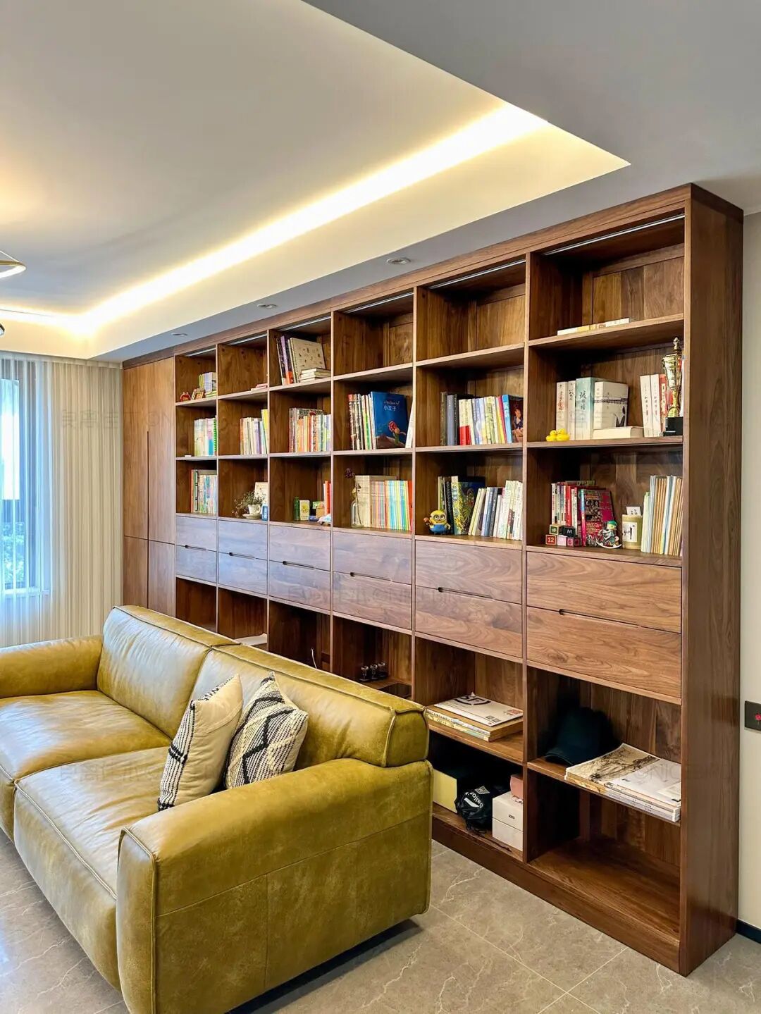 Bỏ th&oacute;i quen k&ecirc; sofa s&aacute;t tường, ph&ograve;ng kh&aacute;ch bỗng c&oacute; th&ecirc;m 1 khoảng cực hữu dụng: Nh&agrave; nhỏ c&agrave;ng n&ecirc;n tham khảo - Ảnh 1.