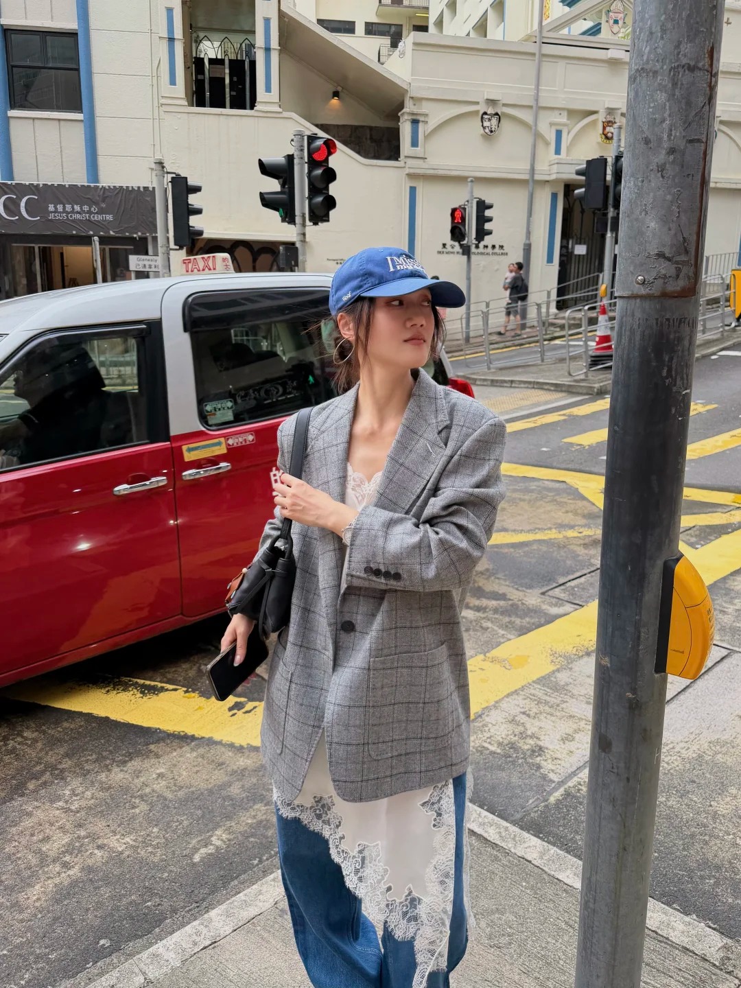 Phối đồ Mùa thu cá tính với blazer , váy ren và jeans cho phong cách nổi bật - Ảnh 10.