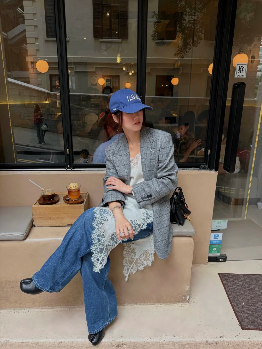 Phối đồ Mùa thu cá tính với blazer , váy ren và jeans cho phong cách nổi bật - Ảnh 4.